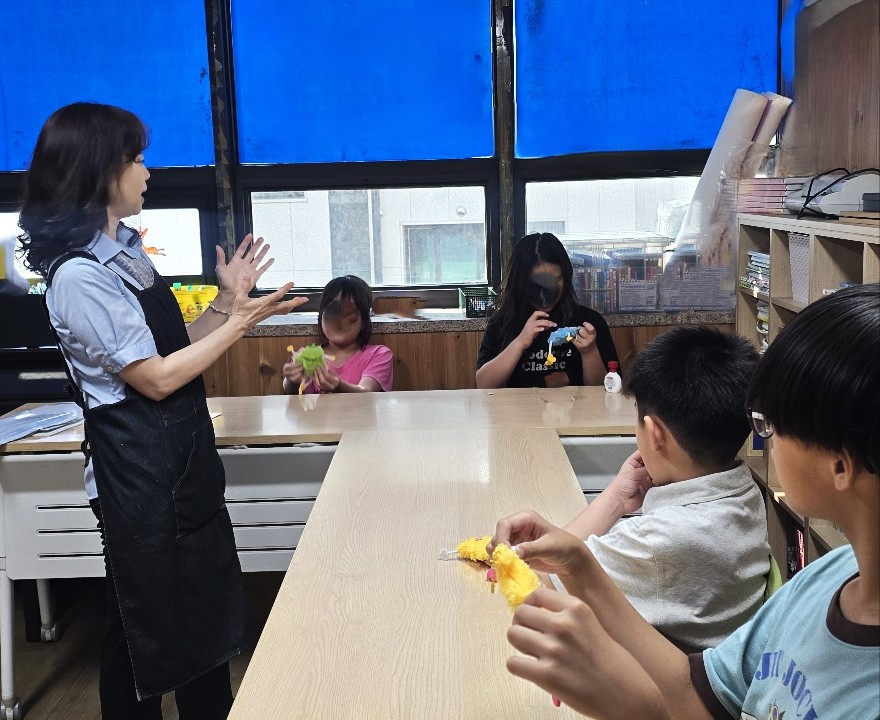 아동이 미술 활동에 참여하는 교육 장면