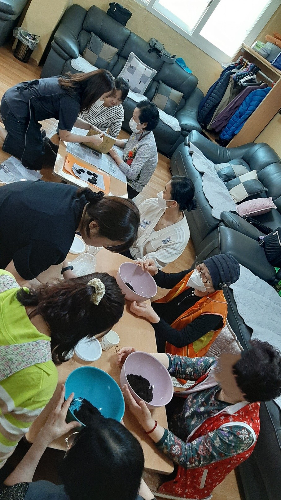 시니어 참여자와 함께하는 미술수업